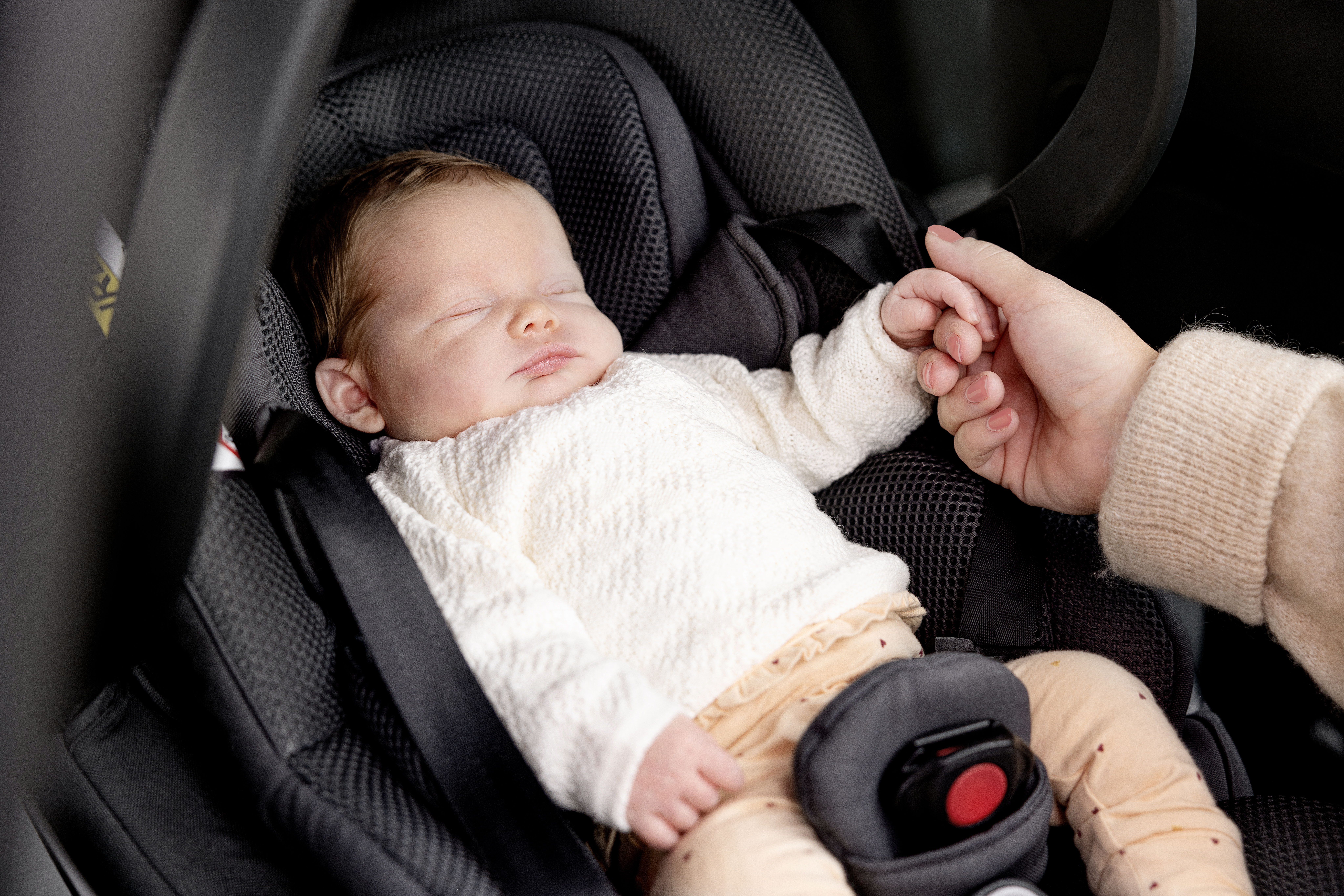 how to properly put a newborn in a car seat